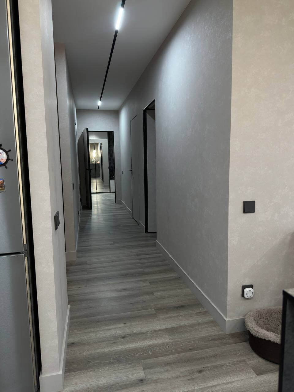 Ламинат серо-бежевый в коридоре
